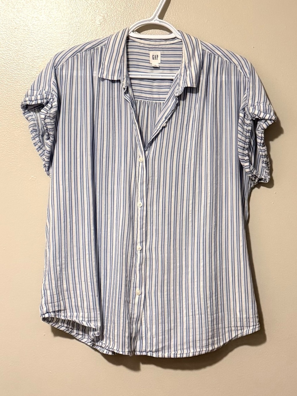 GAP Women’s Blue & White Striped Short Sleeve Button-Down Shirt